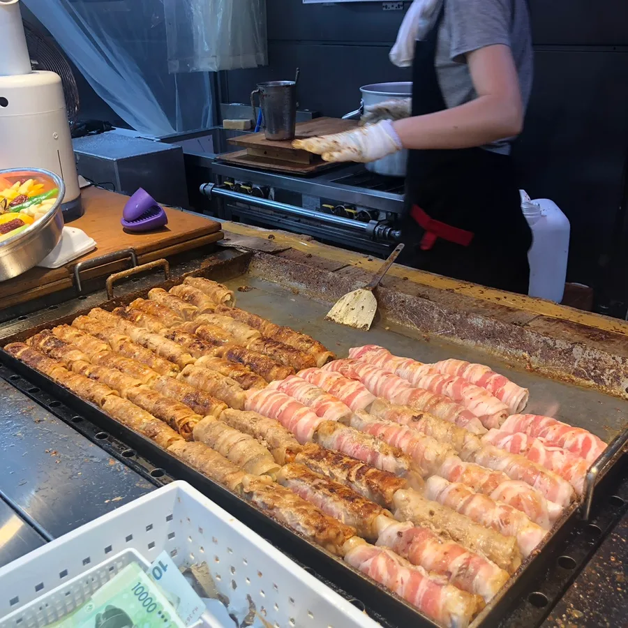 鏡浦海水浴場 — 鉄板に並ぶ肉巻き