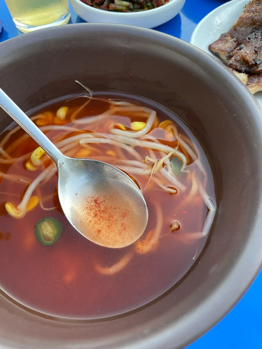 キョンサンドチッ — もやしが浮かぶ赤いスープ