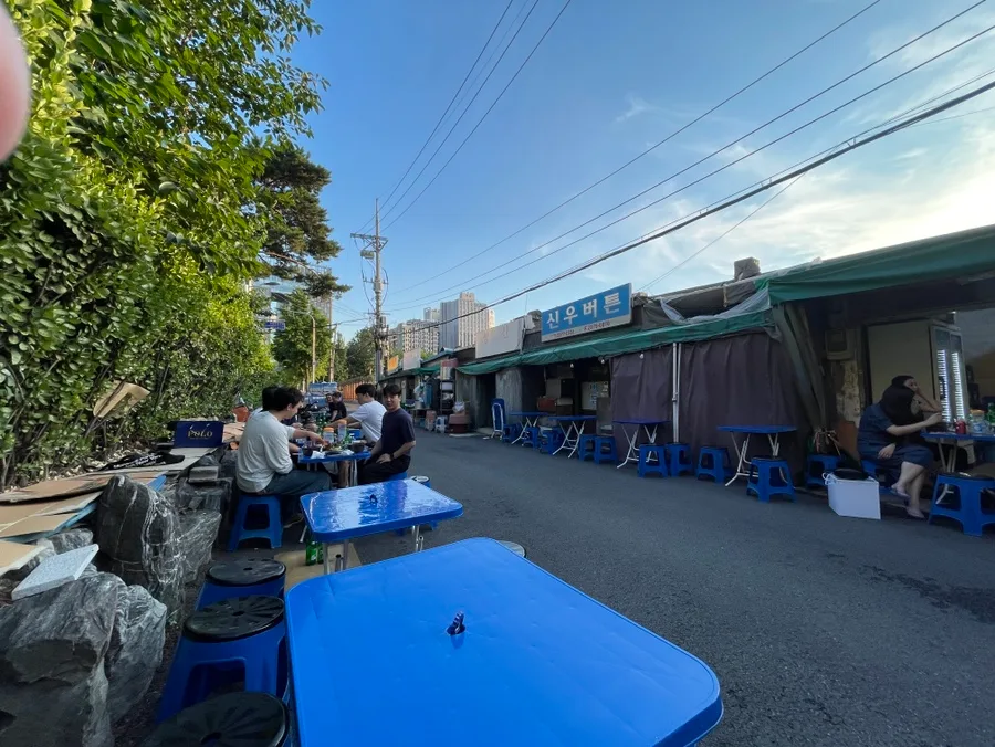 路地に並ぶ青い屋外テーブル