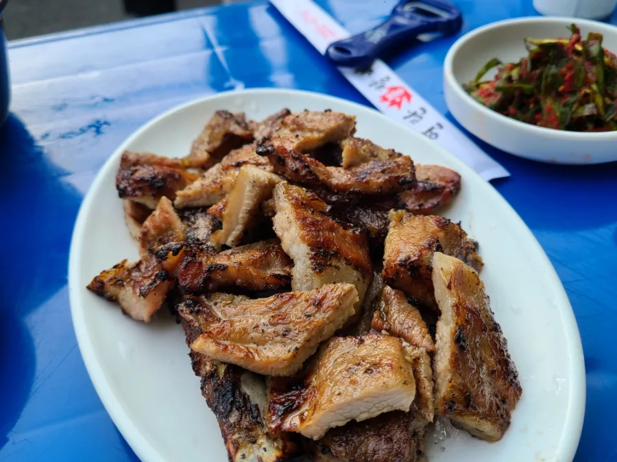 皿に盛られた焼き豚カルビ