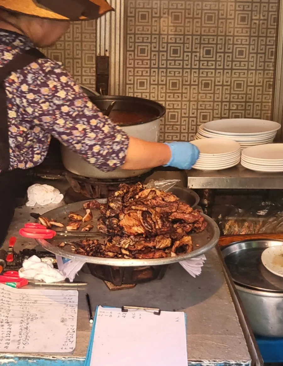 厨房で山盛りになった焼きたての豚カルビ