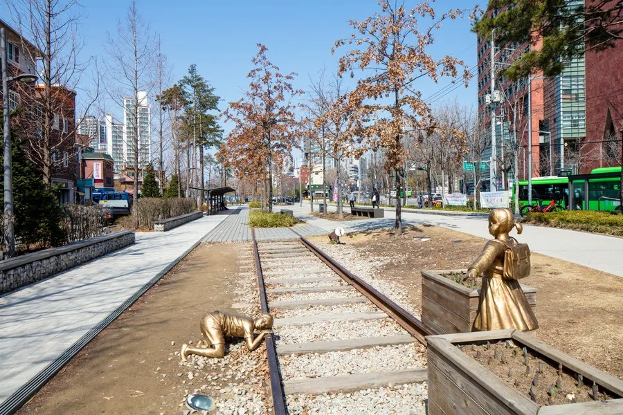 京義線スッキル公園 — 線路跡に立つ子どもの銅像