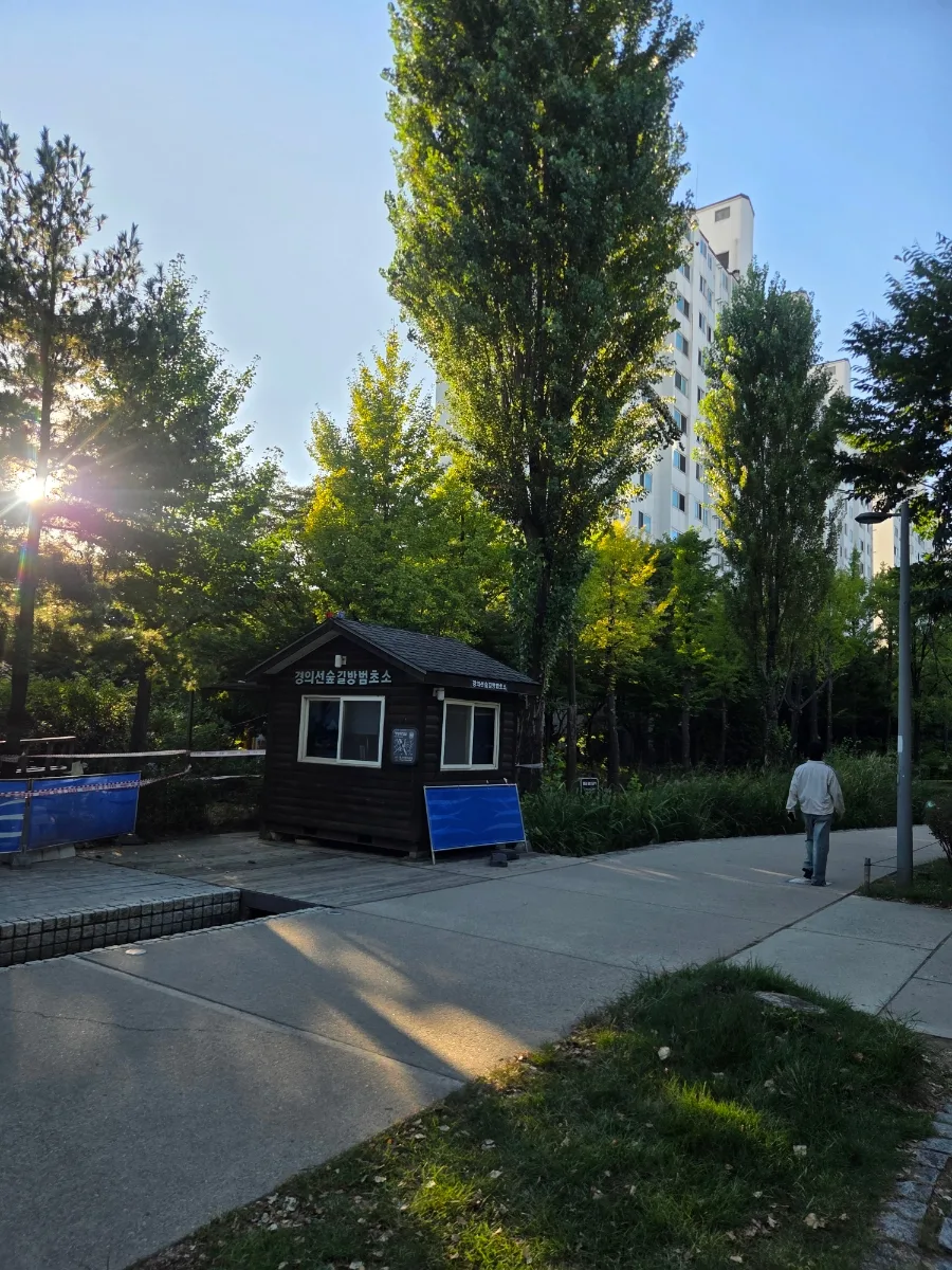 木造の巡回詰所と夕日