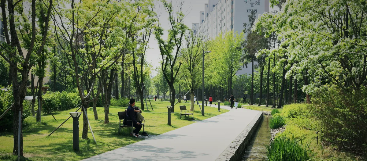 京義線スッキル公園 — 小川に沿って曲がる遊歩道