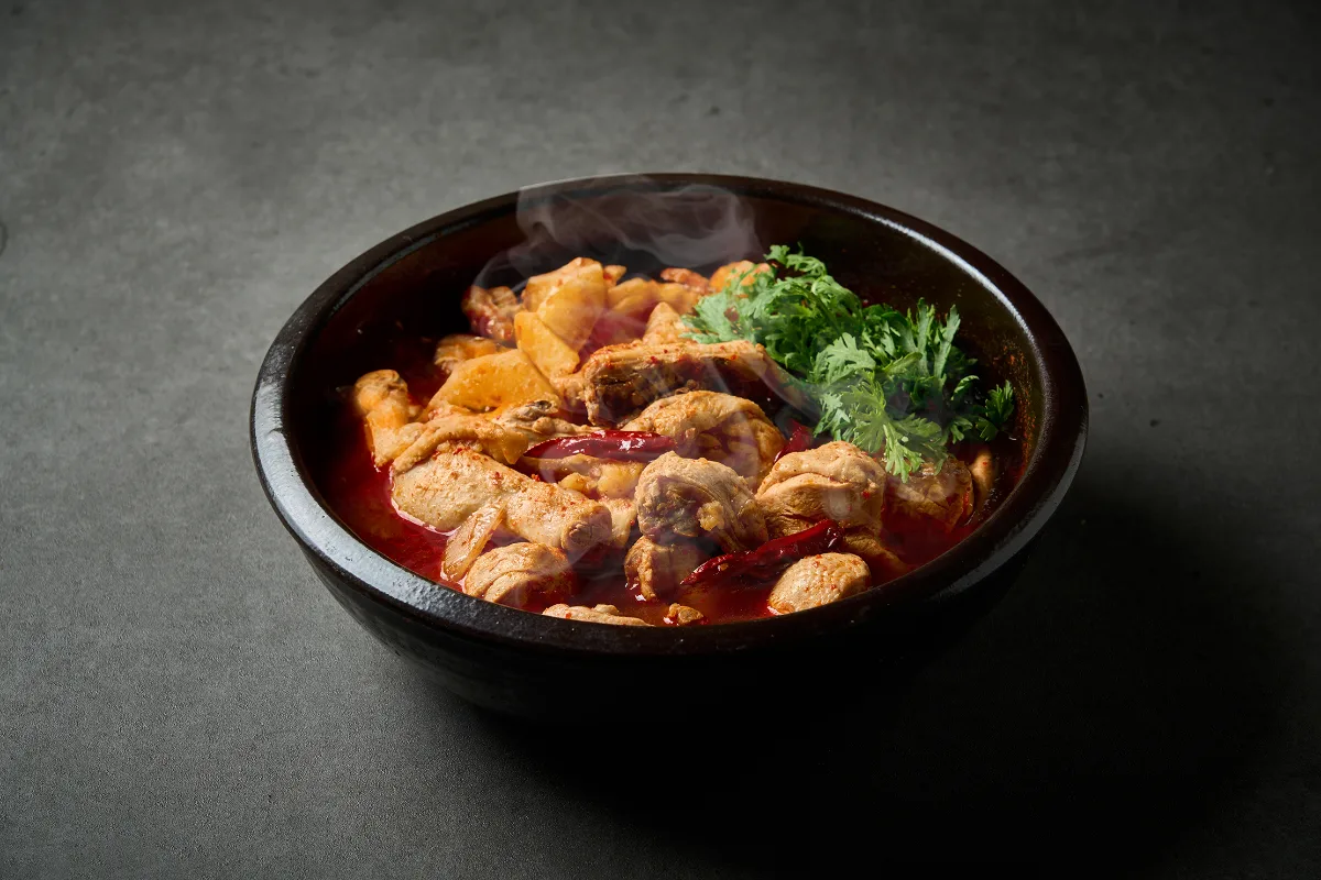 鷄熱社 本店 — 鶏肉と野菜の赤い鍋