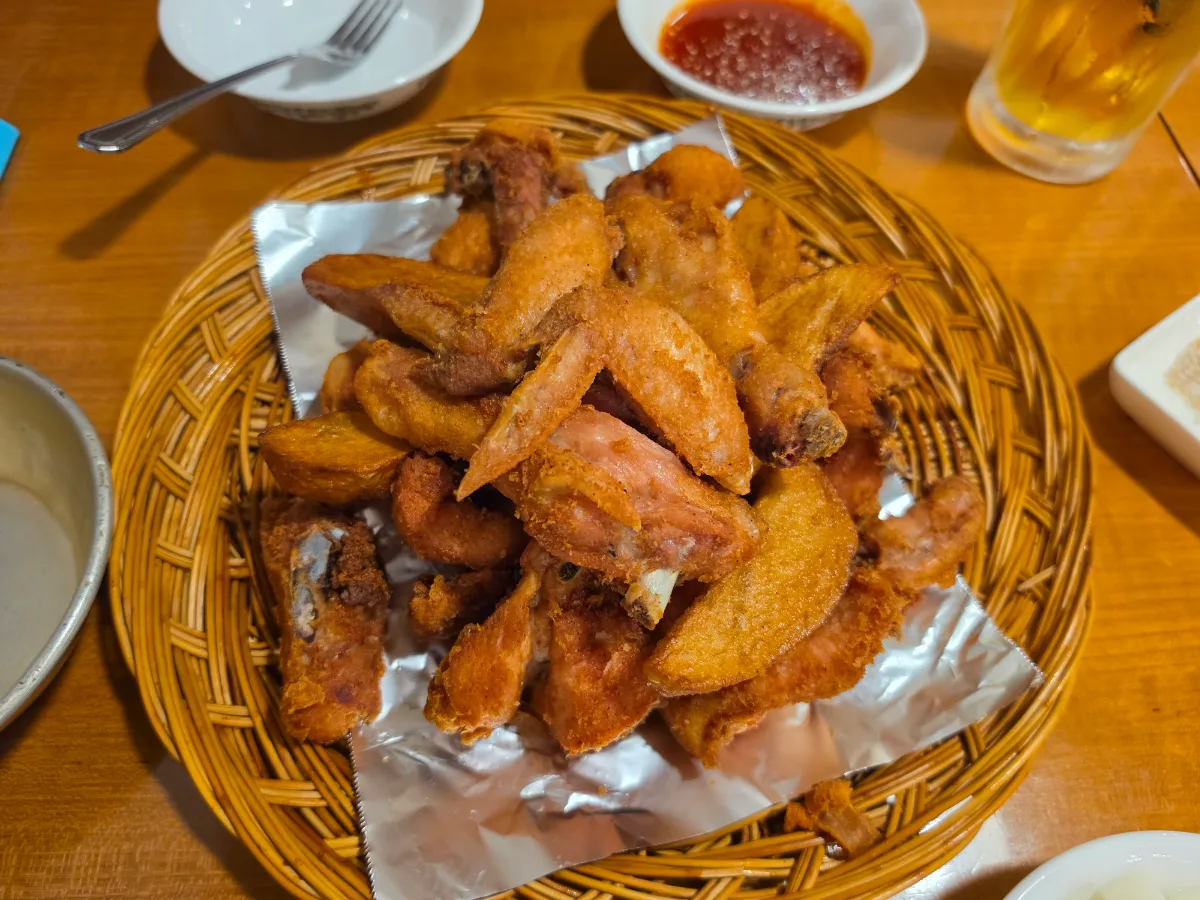 籠盛りのチキンとウェッジポテト