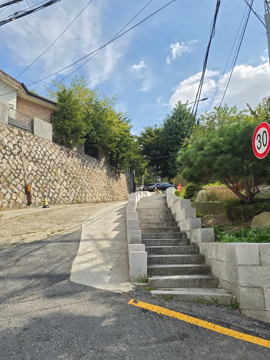 石段が伸びる青空の坂道