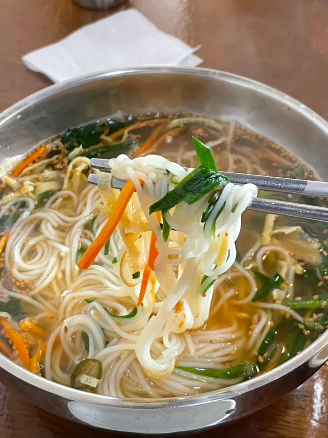 箸で持ち上げた細い麺