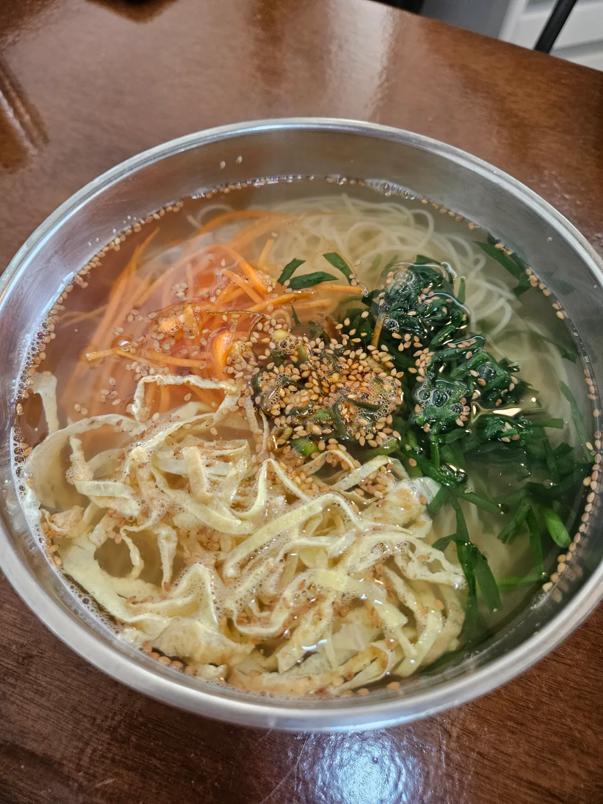 キョリキンパプ 鳳凰台店 — 卵と野菜がのった温かい麺