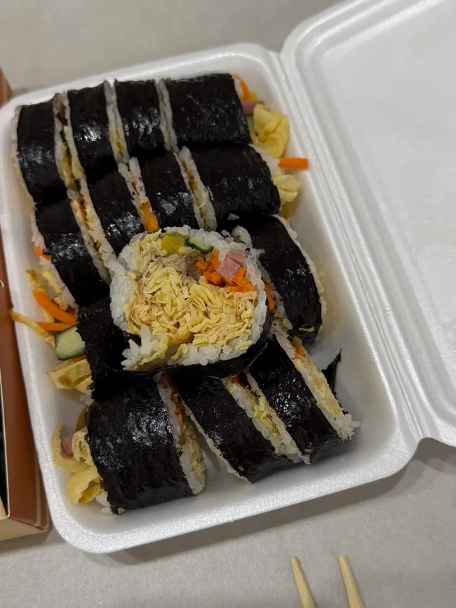容器に詰められたキンパ