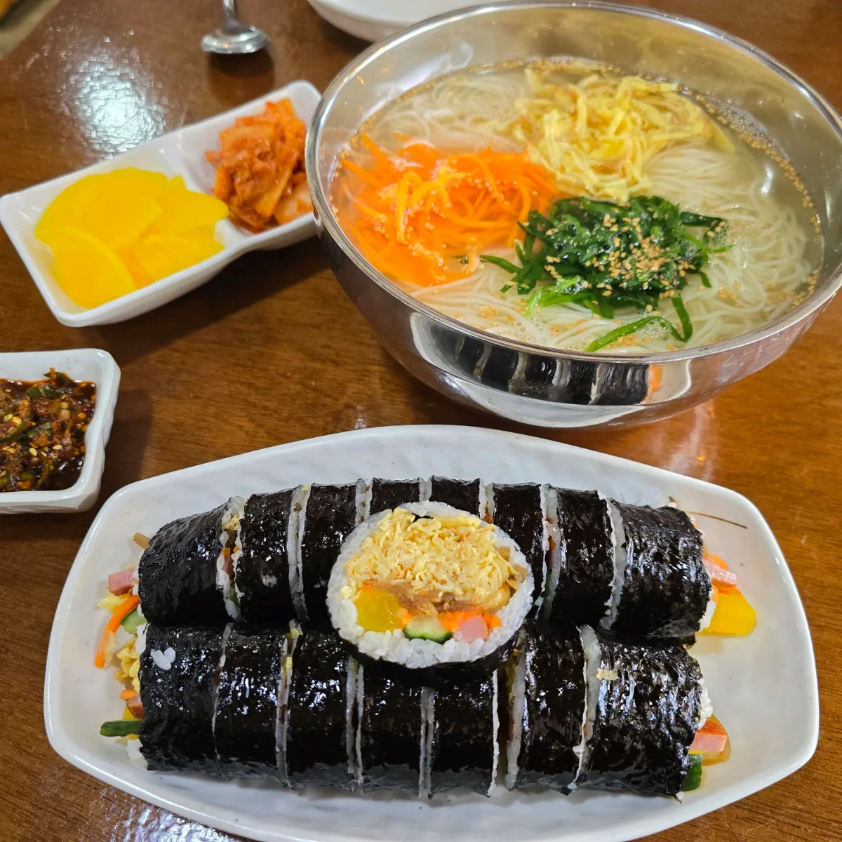 キョリキンパプ 鳳凰台店 — キンパと麺が並ぶ食卓
