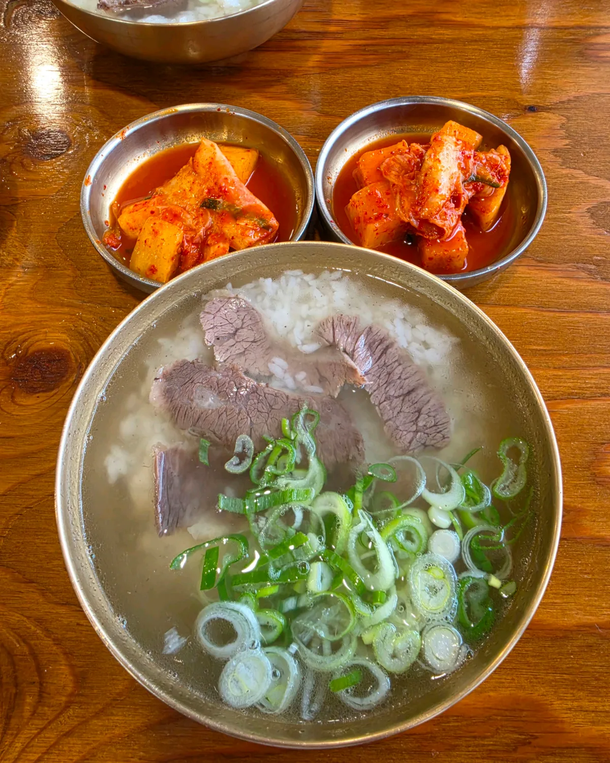 牛肉入りの澄んだ汁とキムチ