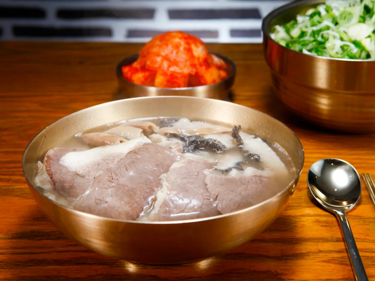 牛肉と内臓入りの澄んだスープ