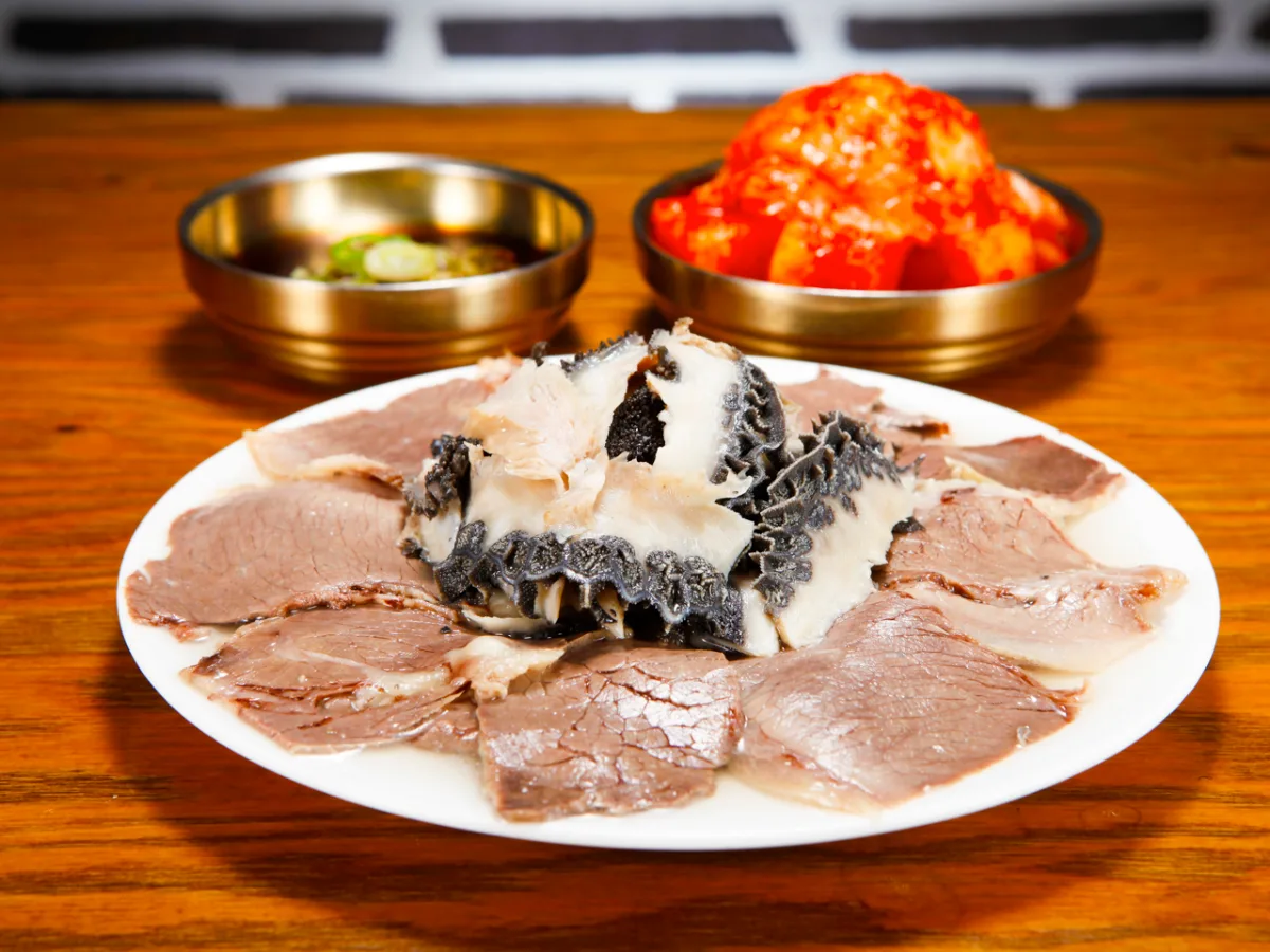 河東館 明洞本店 — 牛肉と内臓を盛った白皿