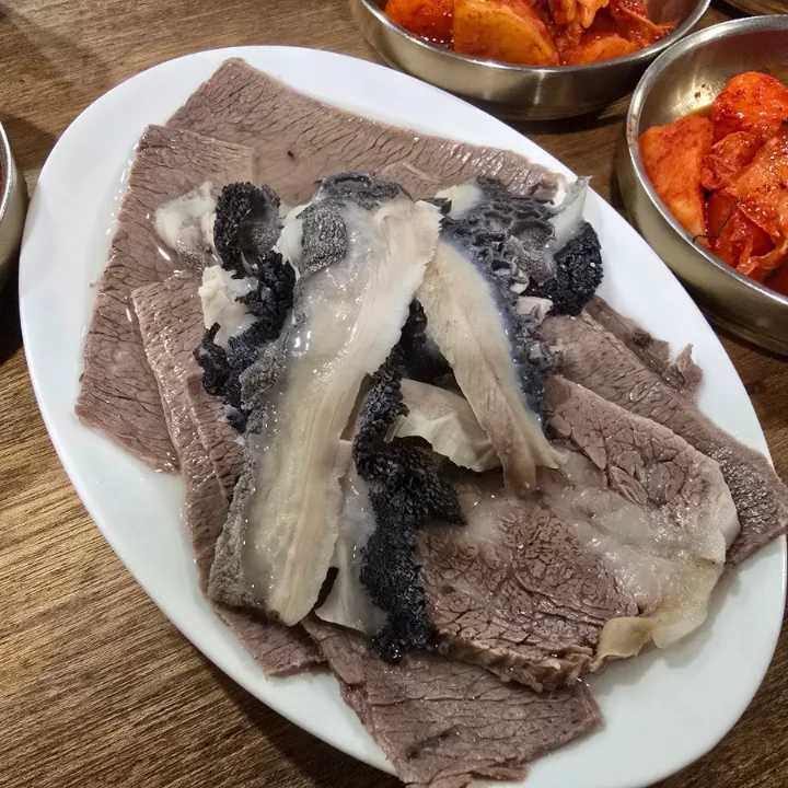 牛肉と内臓のゆで肉盛り