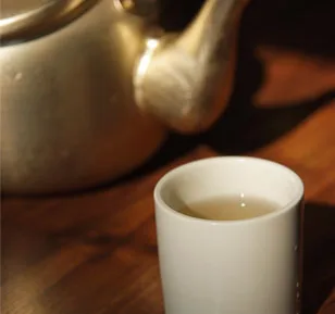 河東館 明洞本店 — 湯飲みに注がれた麦茶