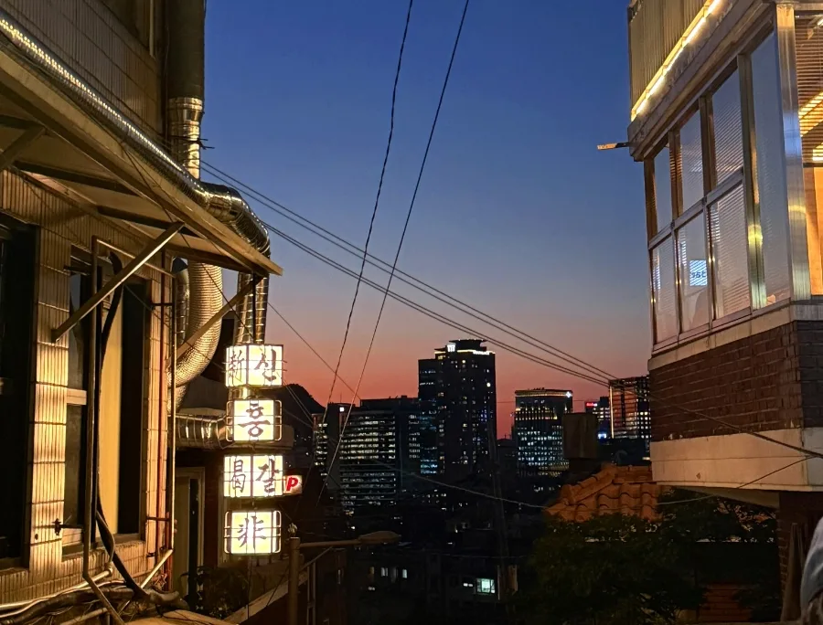 夕焼けと路地の街明かり