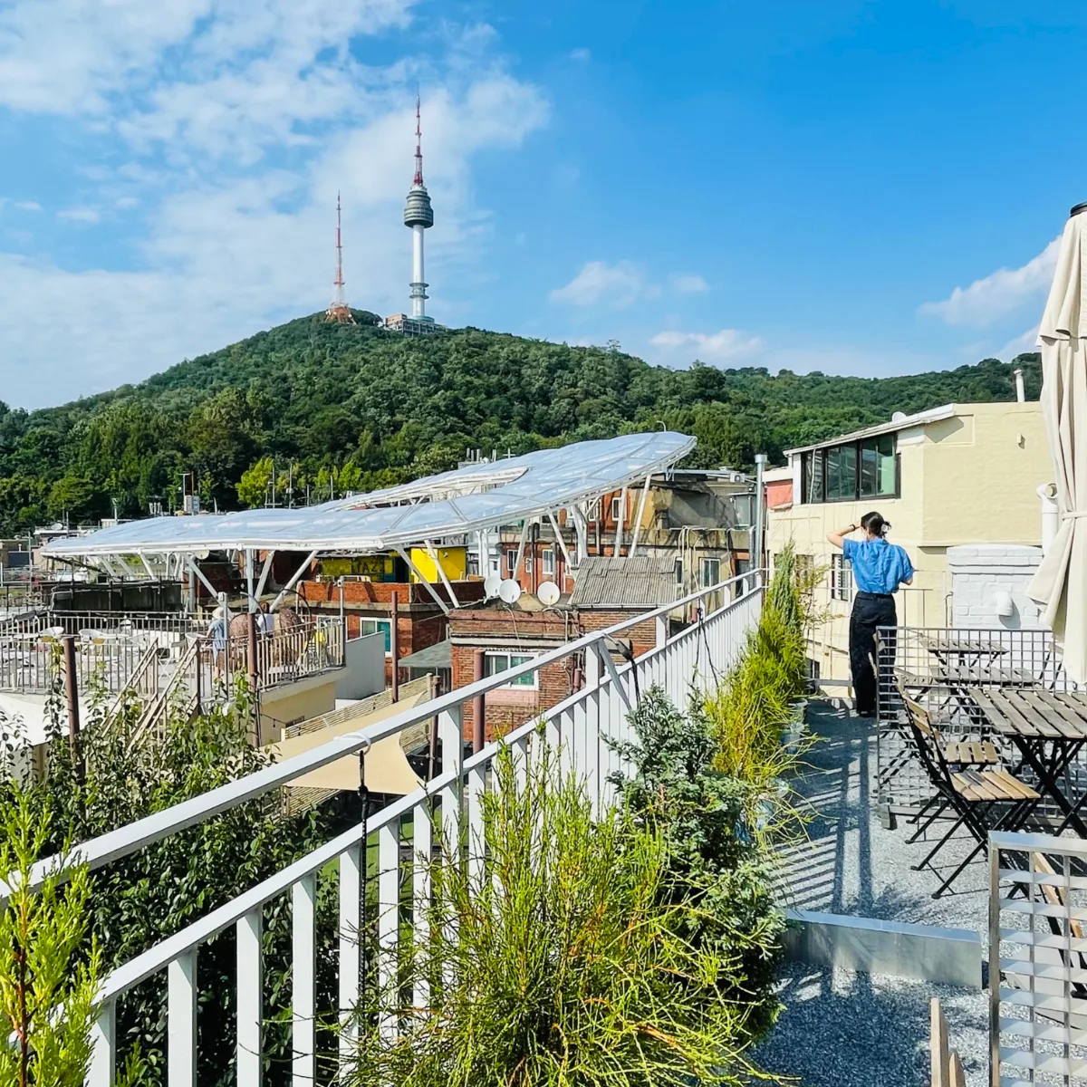 解放村 新興市場 — 屋上越しに望む南山タワー