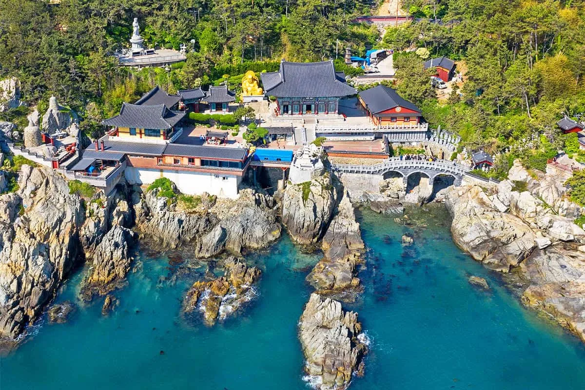 海辺の岩礁に建つ寺院群