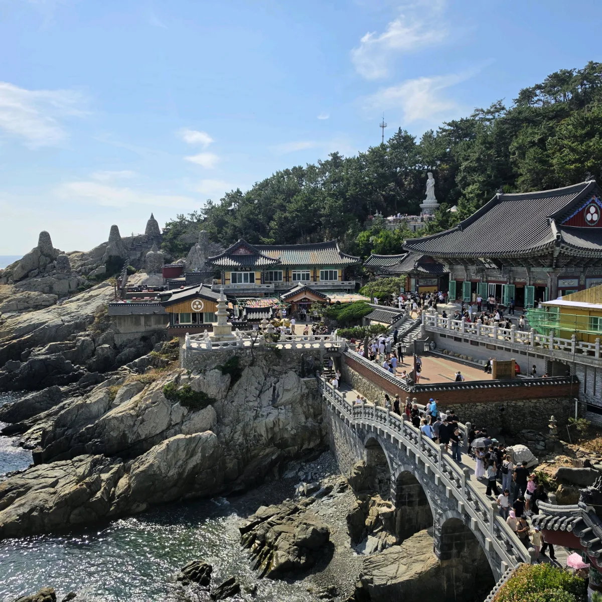 岩場に沿って続く参道と海辺の伽藍