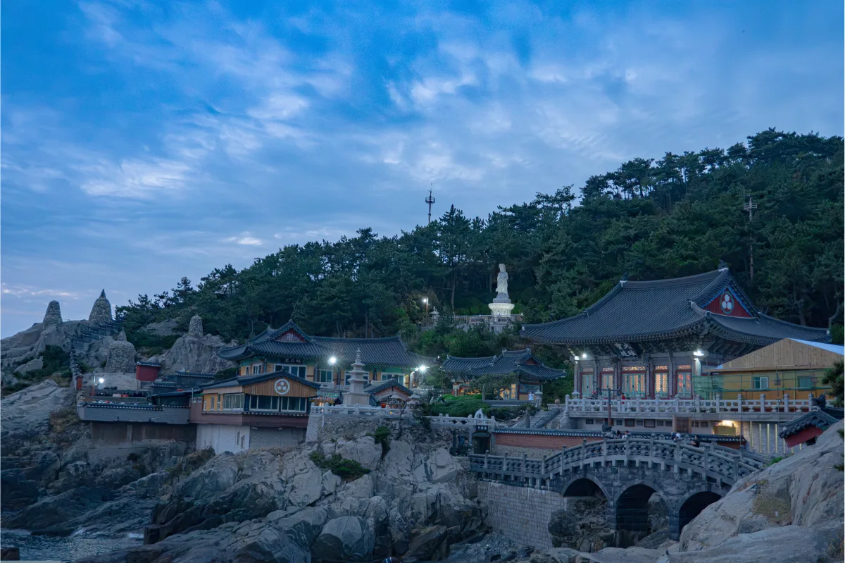 海東龍宮寺 — 薄暮の岩場に建つ伽藍