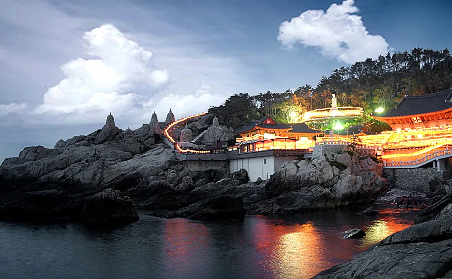 海東龍宮寺 — 岩礁に建つ寺院の夜景