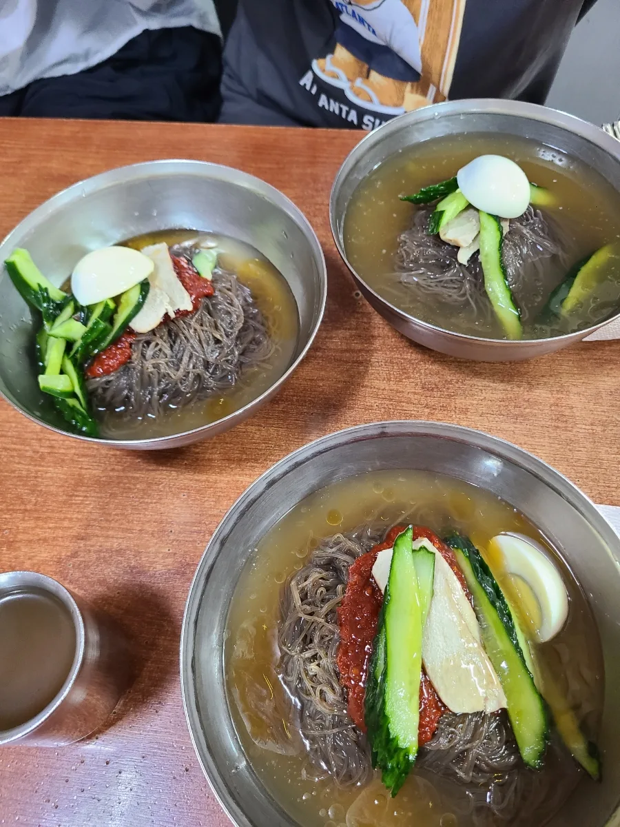 海州冷麺 本店 — 冷麺が三杯並ぶ食卓