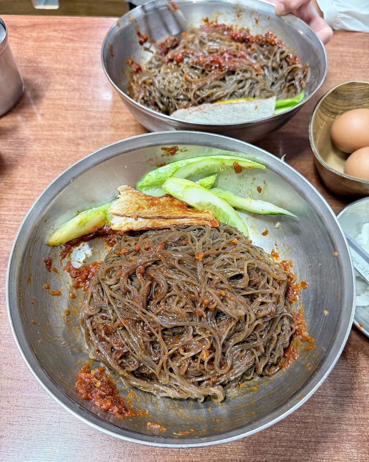 きゅうりを添えたビビン冷麺