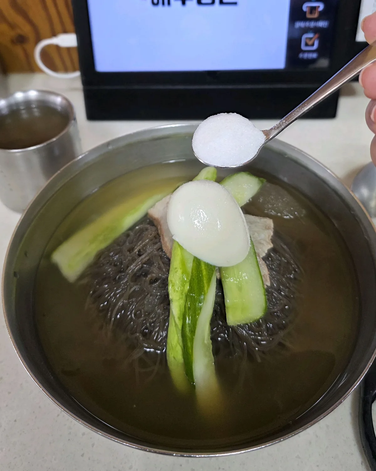 水冷麺に砂糖を加える