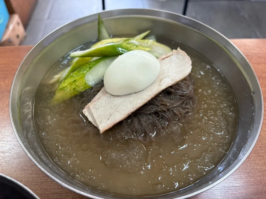 海州冷麺 本店 — 肉と卵をのせた水冷麺