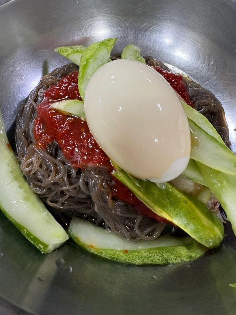 卵ときゅうりをのせたビビン冷麺