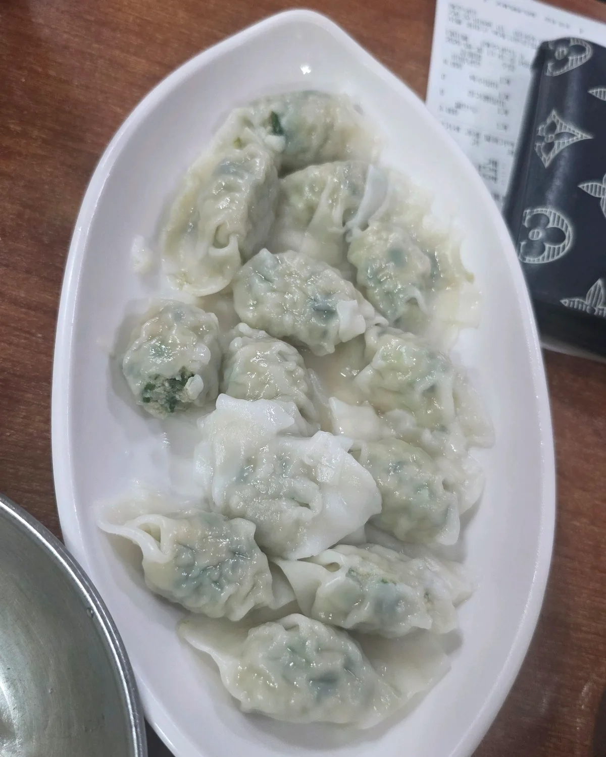 皿に盛られた水餃子