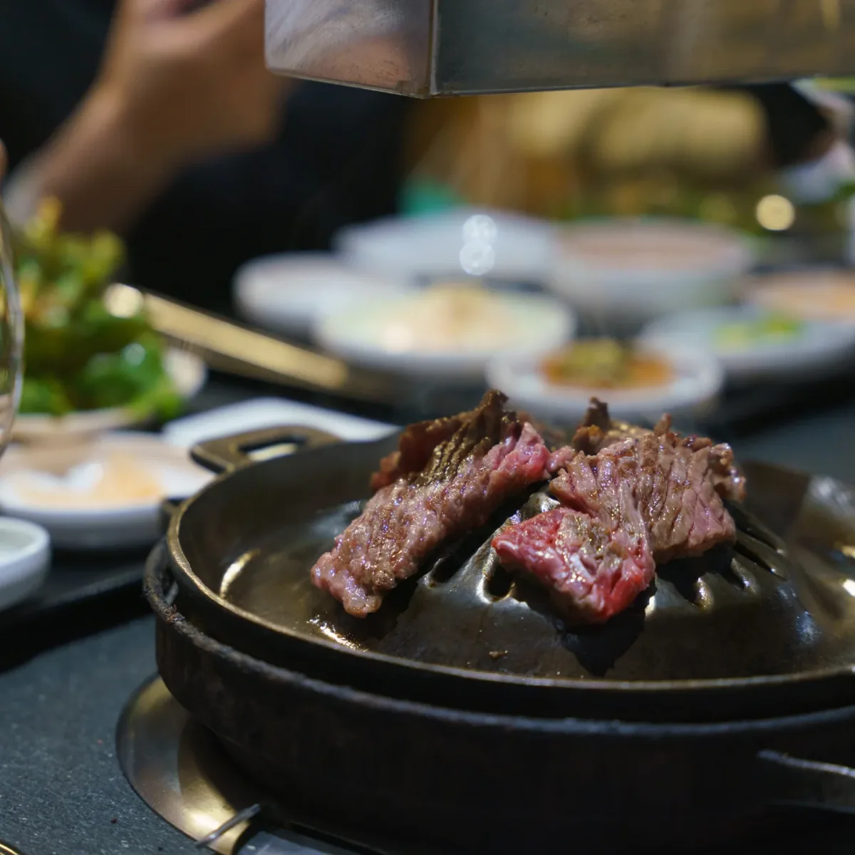 海雲台アムソカルビチッ — 鉄板で焼ける厚切り牛肉