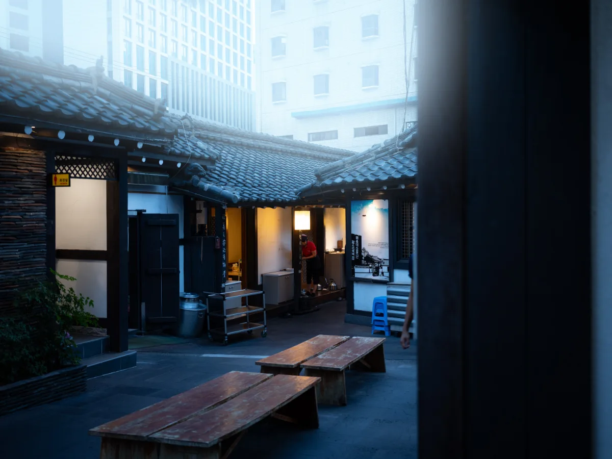 瓦屋根に囲まれた中庭