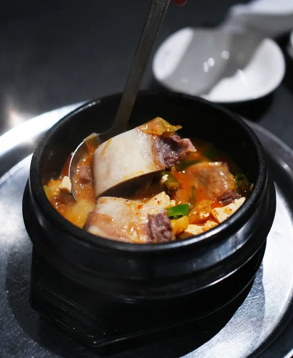 骨付き肉が入った土鍋みそ汁