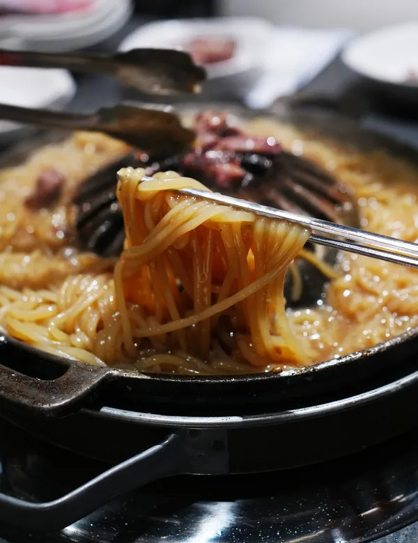 箸で持ち上げた煮込み麺