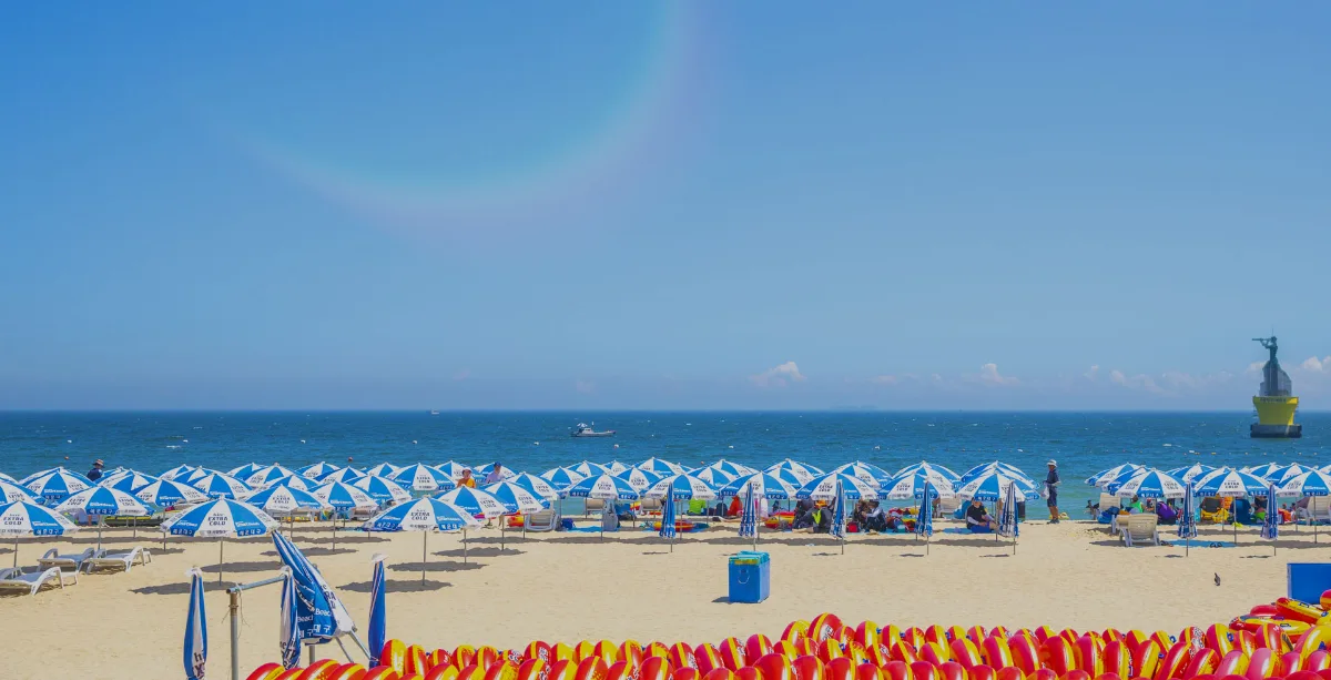 海雲台海水浴場 — 青い海と並ぶパラソル
