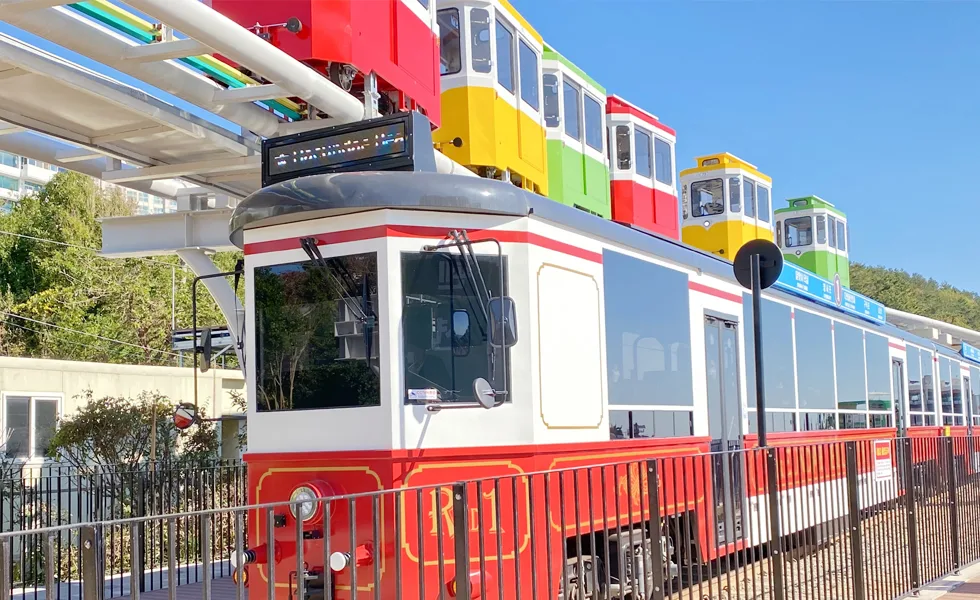 海雲台ブルーラインパーク — 上下に並ぶ列車とカプセル