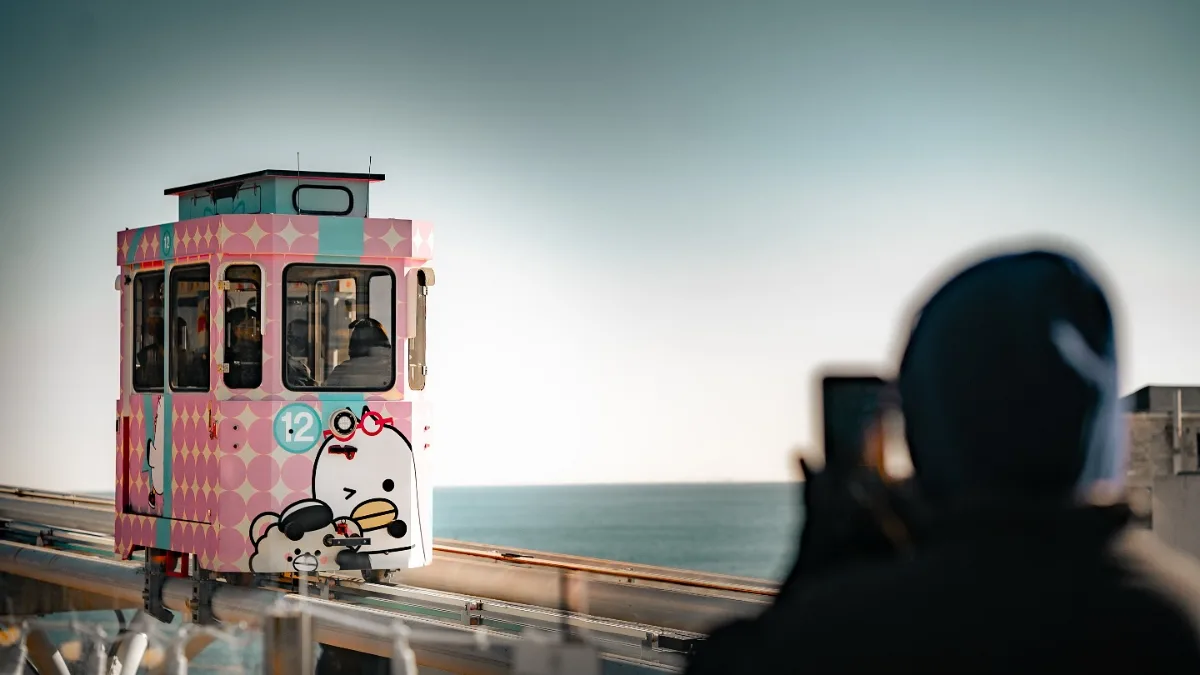 海沿いを走る桃色のカプセル