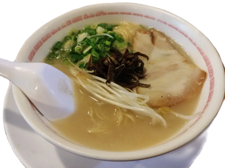 ねぎときくらげをのせた白濁ラーメン