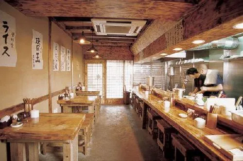 博多文庫 — 木製カウンターと厨房