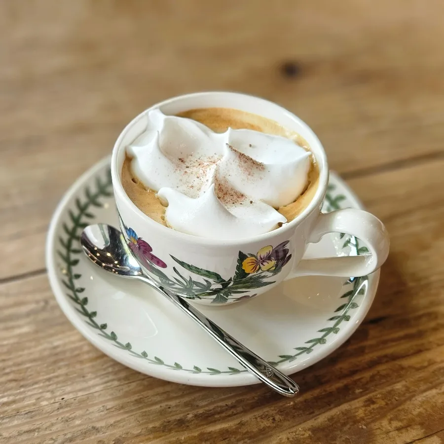 学林茶房 — 花柄カップのクリームコーヒー