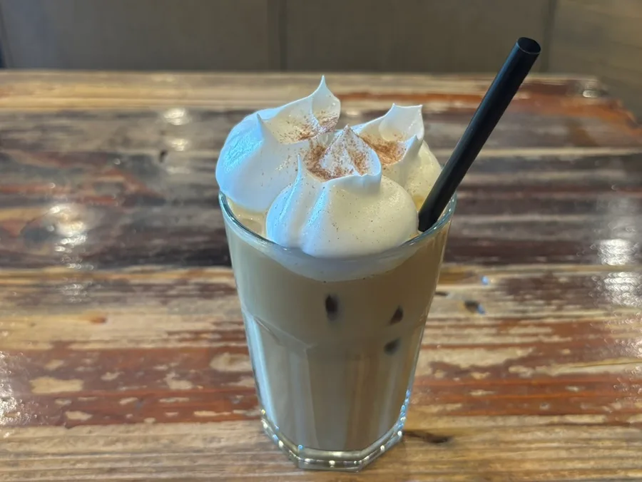 学林茶房 — 木卓のクリーム入りコーヒー
