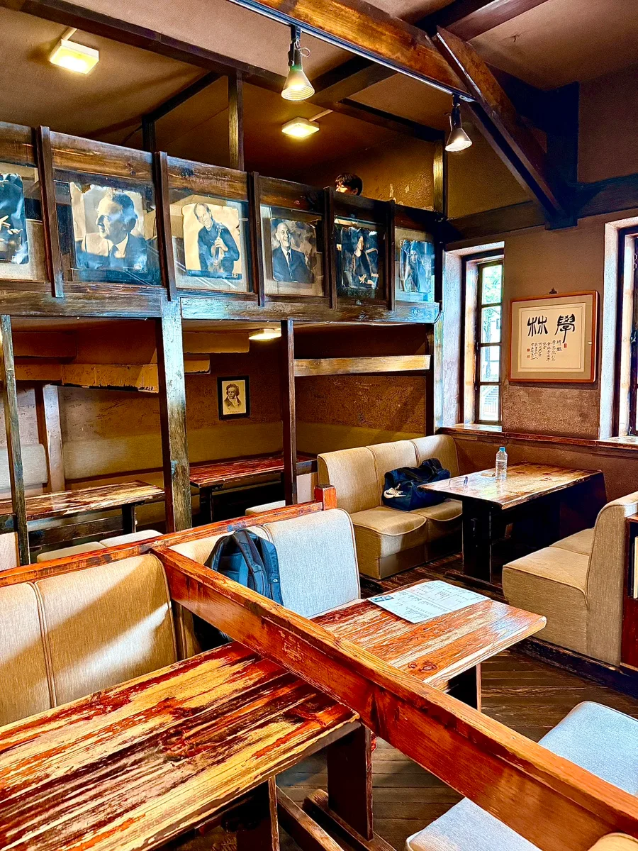 学林茶房 — 写真を飾った木造の客席