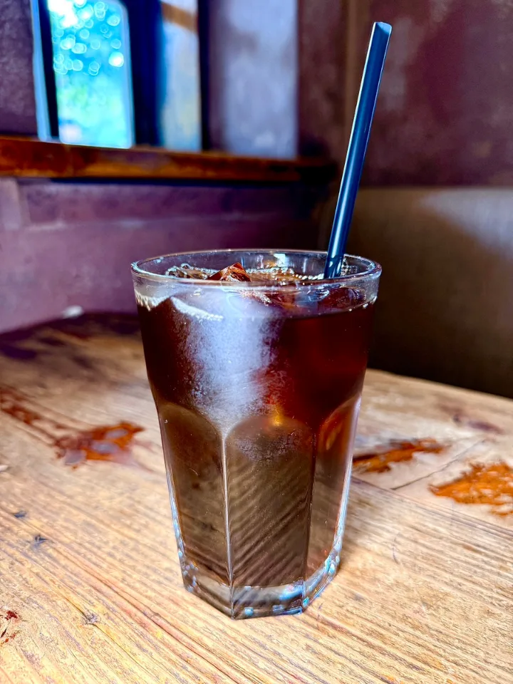 氷入りの黒いコーヒー