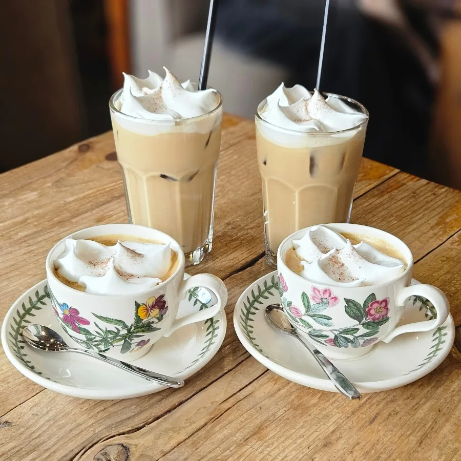学林茶房 — クリームをのせた四杯のコーヒー