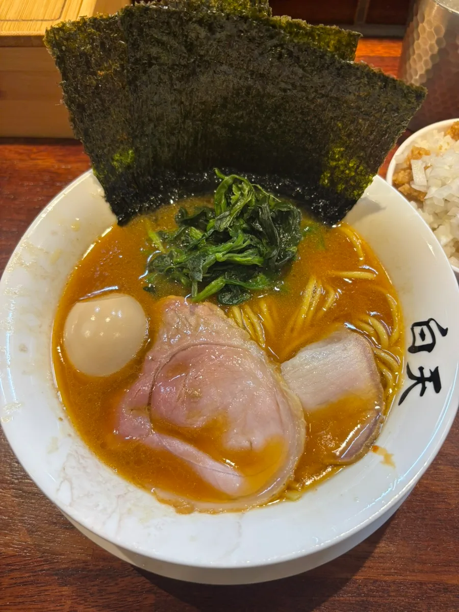 白天 — 海苔とチャーシュー入りラーメン