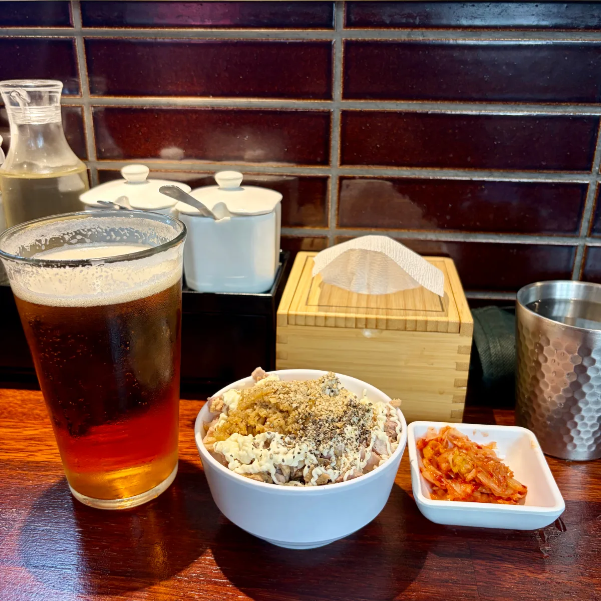 白いご飯に薬味をのせた丼と生ビール