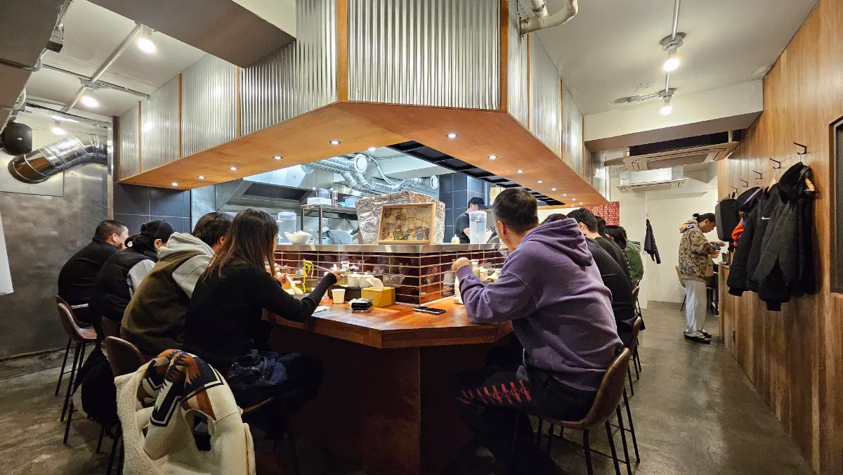 コの字カウンター席が賑わう店内