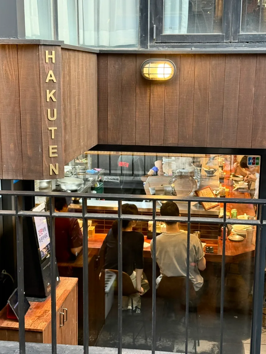 鉄柵越しのHAKUTEN外観
